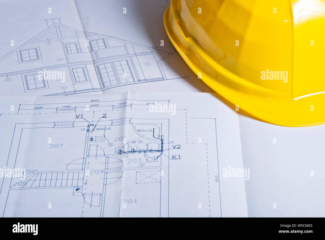 Construction blueprint and hard hat Banque D'Images