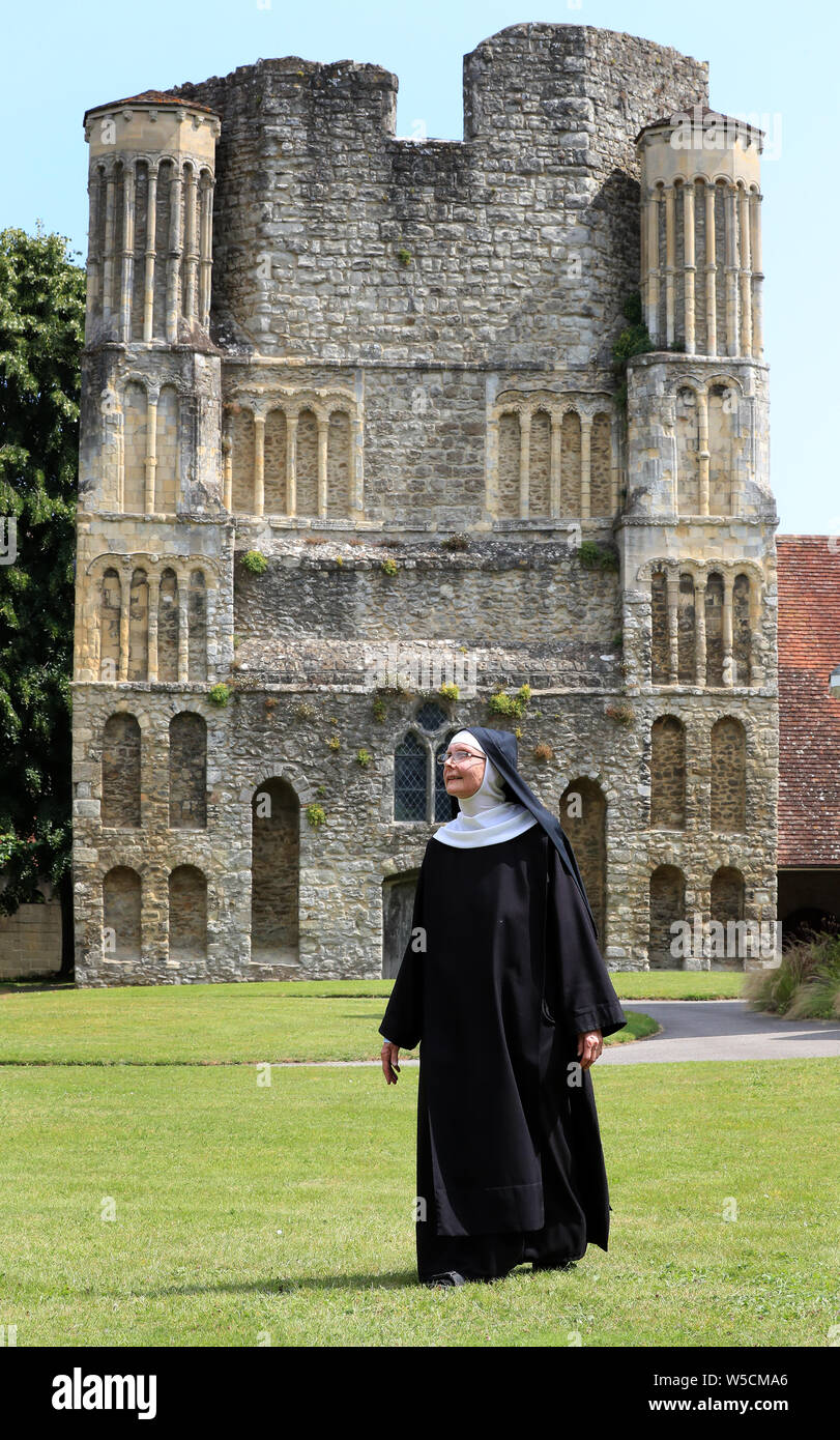 Mère Mary David marche dans le domaine de l'abbaye de St Mary, également connue sous le nom d'abbaye de Malling, à West Malling, dans le Kent. Selon les militants, le mode de vie de la communauté des moniales est menacé par les propositions de construction d'un logement à côté de leur ancienne maison isolée. Banque D'Images