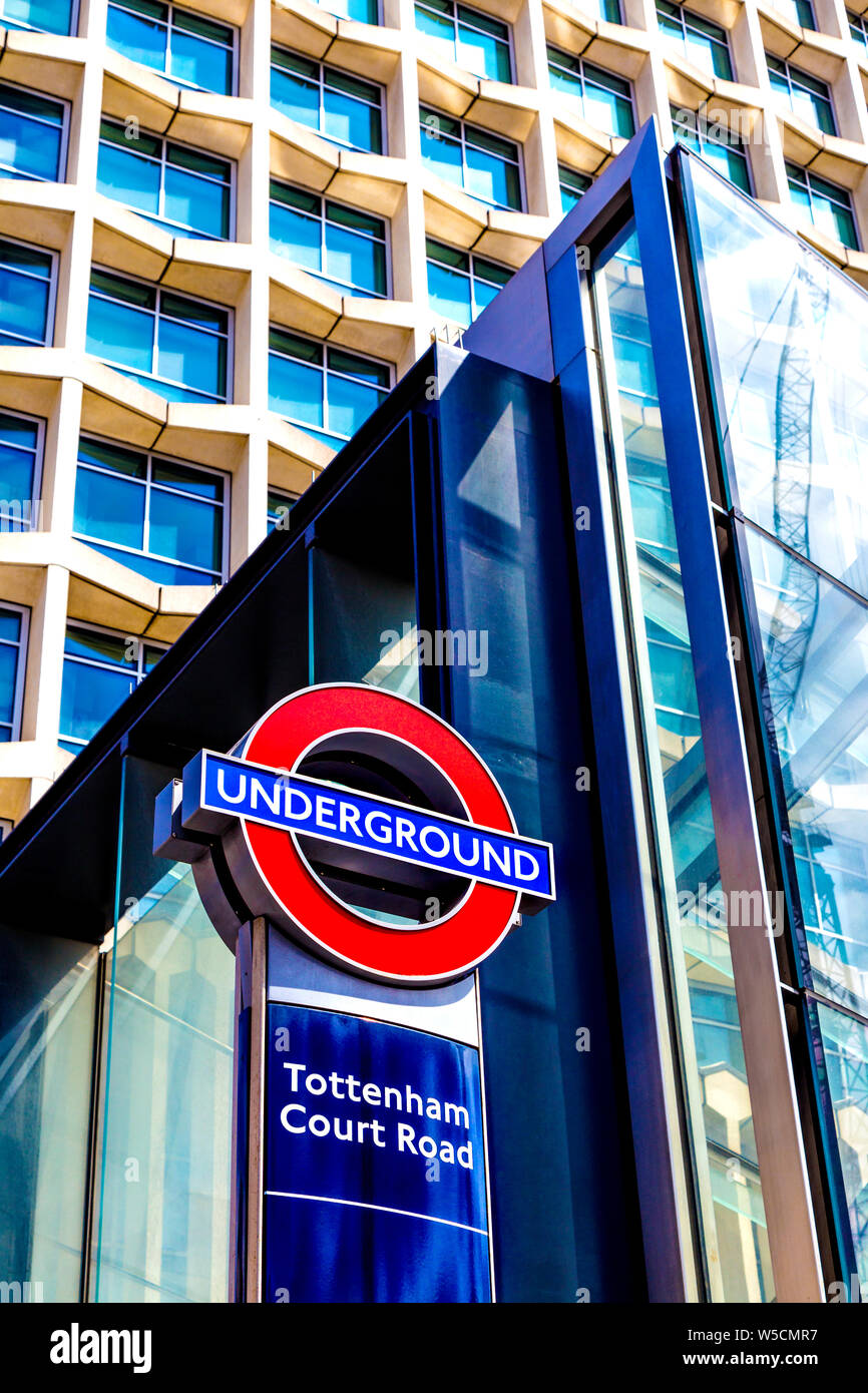 Underground sign et nouvelle entrée de la station Tottenham Court Road avec brutaliste Centre Point tower en arrière-plan, London, UK Banque D'Images Underground sign et nouvelle entrée de la station Tottenham Court Road avec brutaliste Centre Point tower en arrière-plan, London, UK Banque D'Images