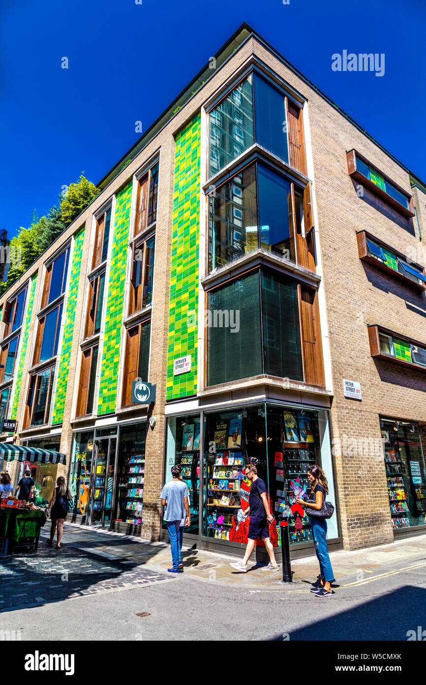 Exterior de GOSH ! Comics comic book shop Berwick Street, Soho, London, UK Banque D'Images