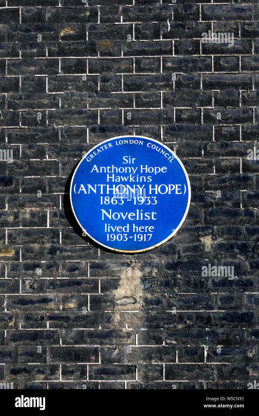 Blue plaque pour Sir Anthony Hope Hawkins (romancier) sur la façade d'une maison, London, UK Banque D'Images