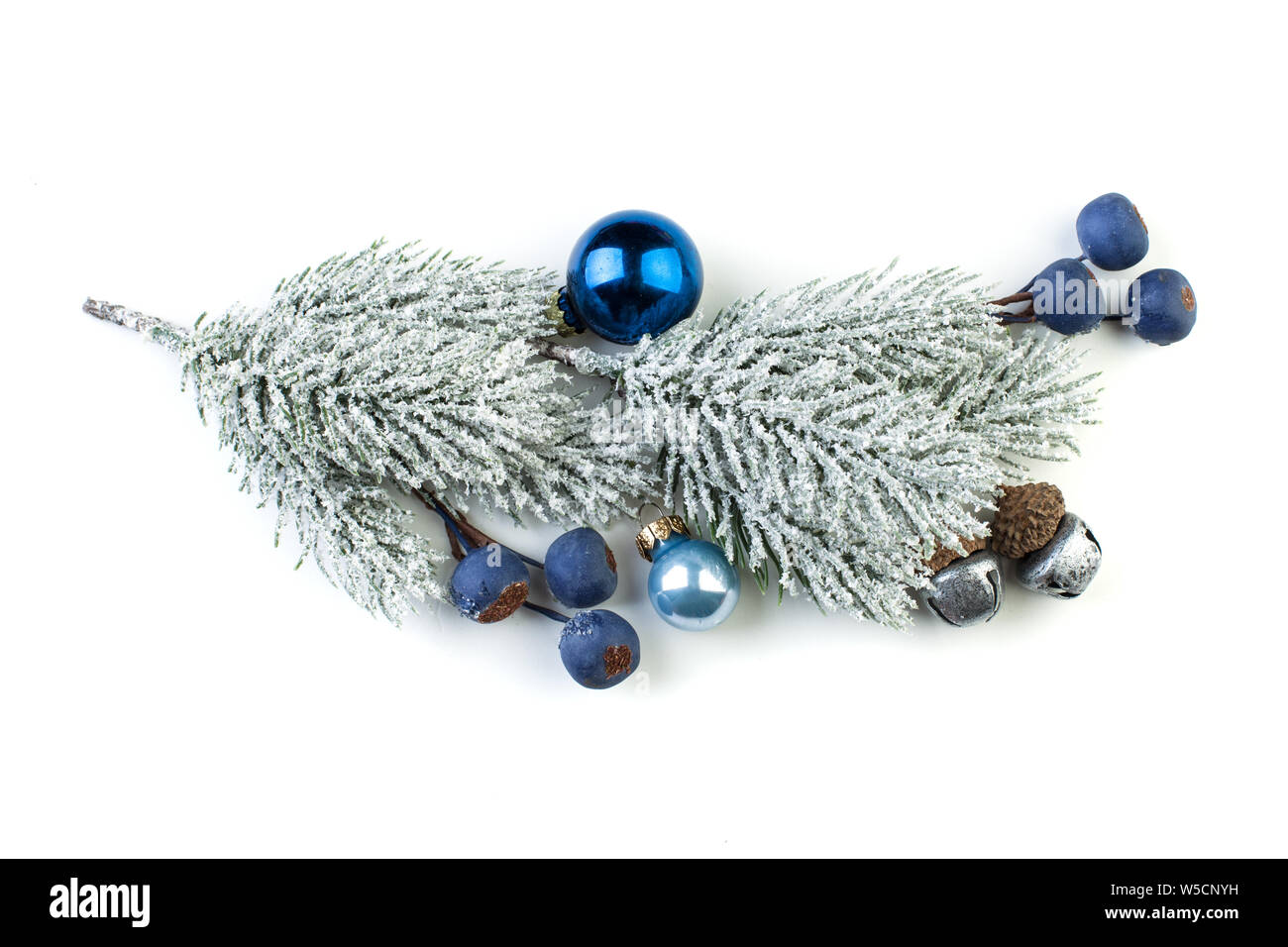 Sapin de Noël avec des boules d'argent, bleu des baies et autres ornements isolated on white Banque D'Images