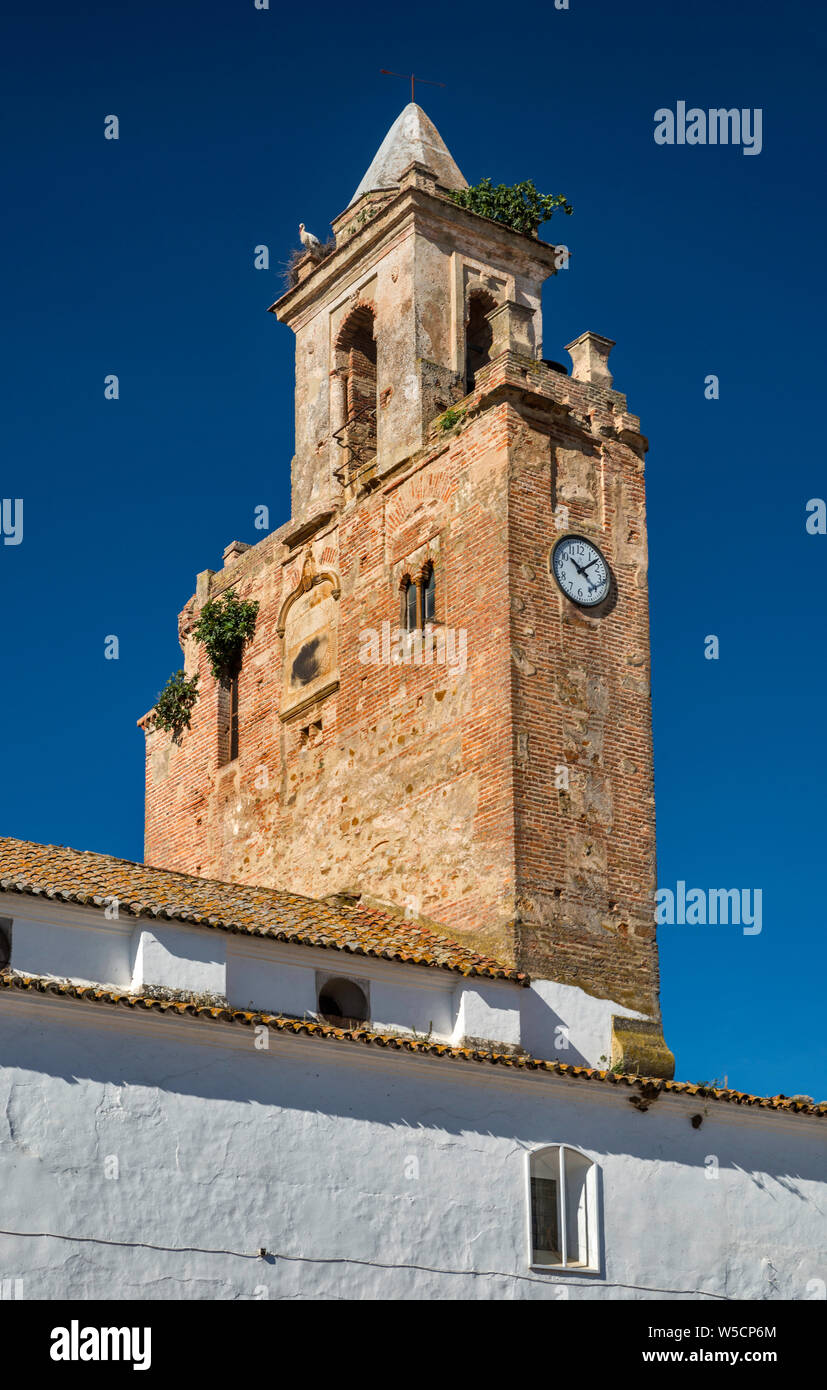 Clocher pignon médiéval à l'Iglesia de Nuestra Señora de las Nieves, église gothique dans le village d'Alanis, les montagnes de la Sierra Norte, Andalousie, Espagne Banque D'Images