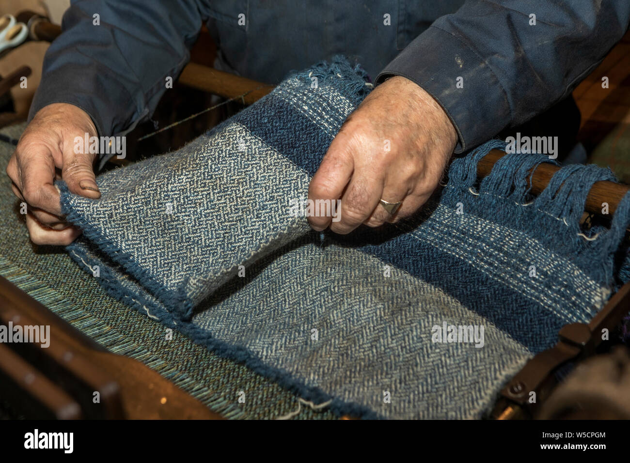 Close up d'un vieux métier à tisser traditionnel écossais pour le tissage Harris Tweed Banque D'Images