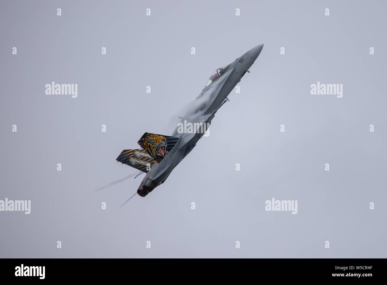 De l'Air suisse McDonnell Douglas F/A-18C Hornet tirant fort au cours de démonstration de vol à RAF Fairford pour le 2019 RIAT Banque D'Images