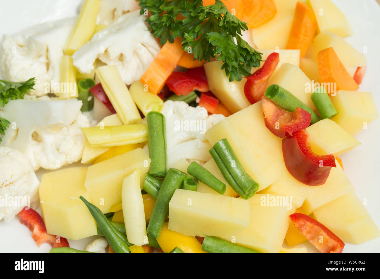 Morceaux de légumes crus pour soupe végétarienne sur la plaque Banque D'Images