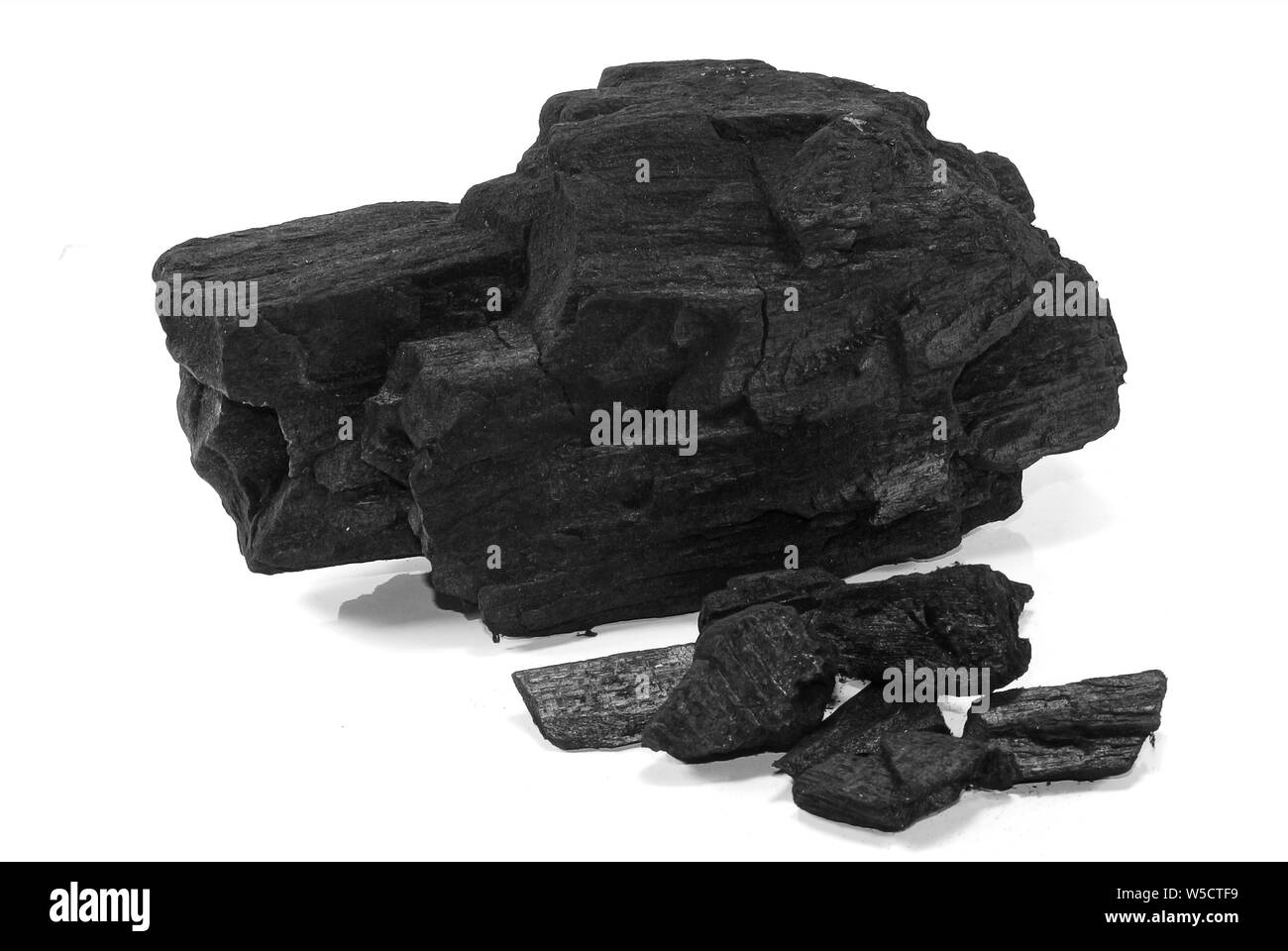 Le charbon de bois isolé sur fond blanc Banque D'Images