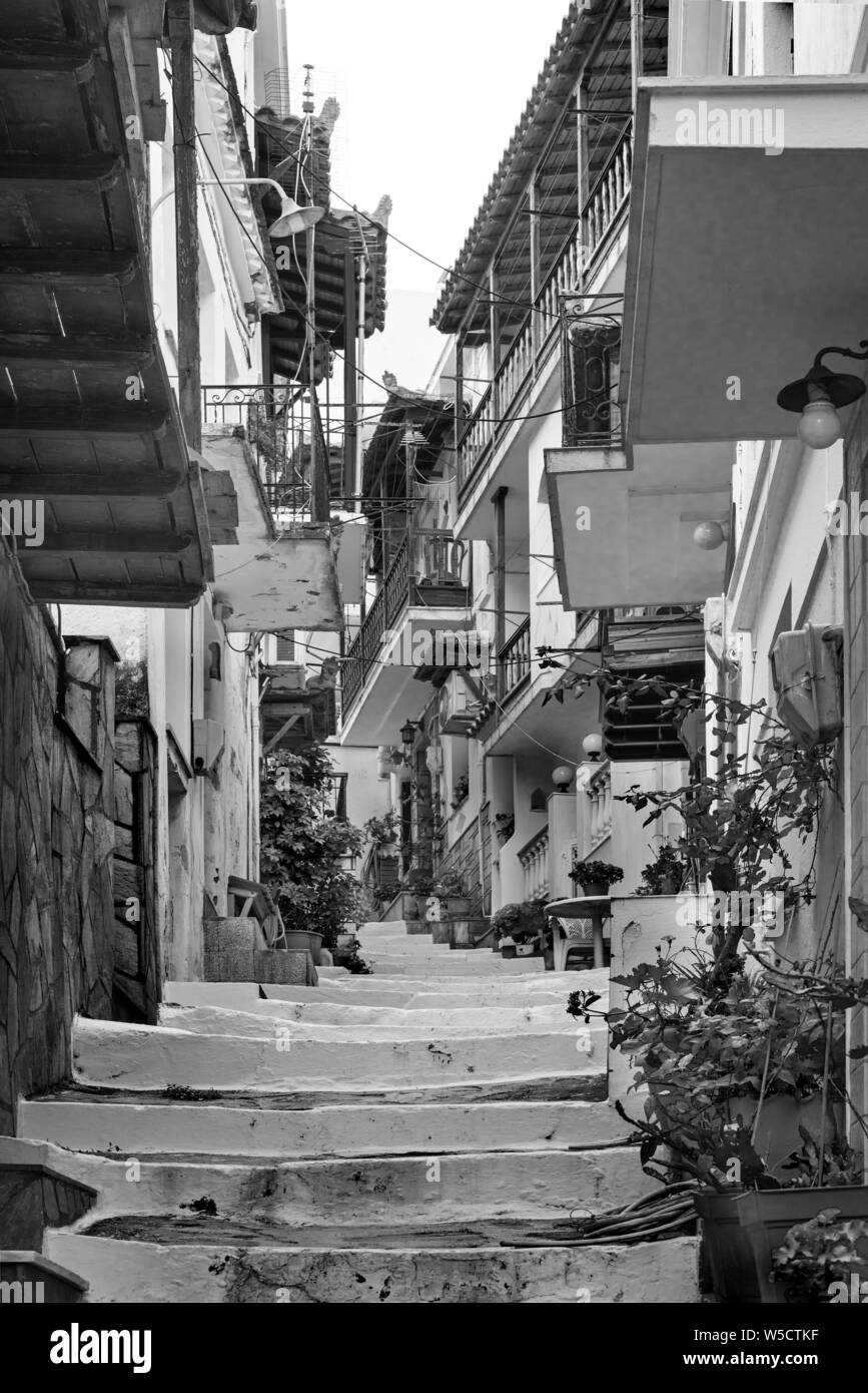 Une rue dans la ville de Skopelos, Sporades du Nord de la Grèce. Banque D'Images