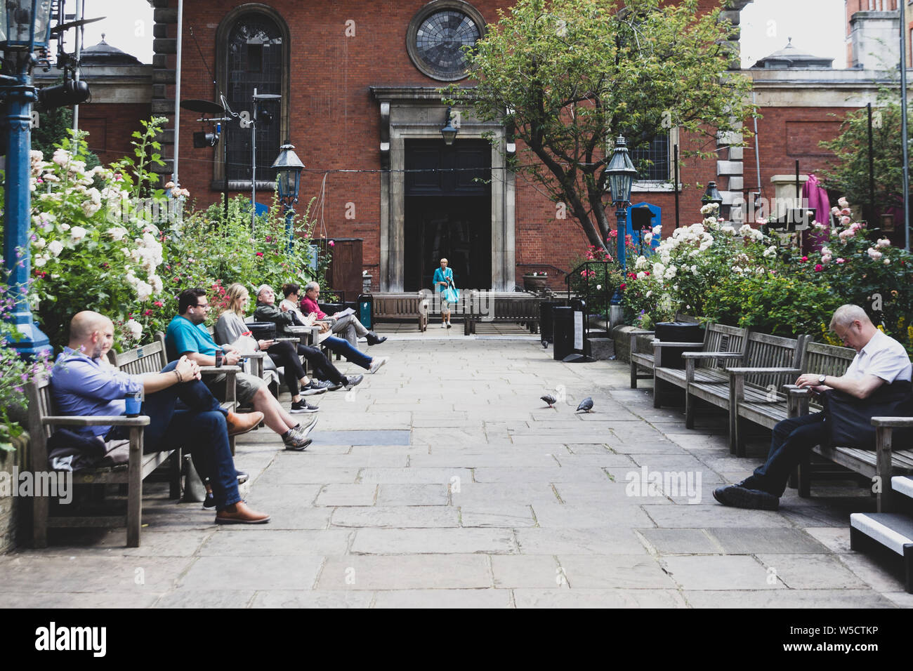 Les gens assis à l'église Saint-Paul de Covent garden Banque D'Images