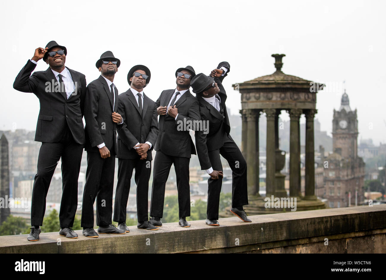 Les Blues Brothers Noir, cinq acrobates kenyans, effectuer une partie de leur spectacle Edinburgh Festival Fringe d'Édimbourg sur Calton Hill au cours de leur toute première visite à l'Écosse. Banque D'Images