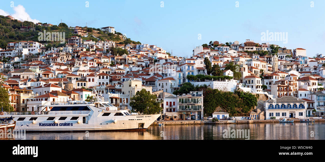 La ville de Skopelos, Sporades du Nord tôt le matin, la Grèce. Banque D'Images