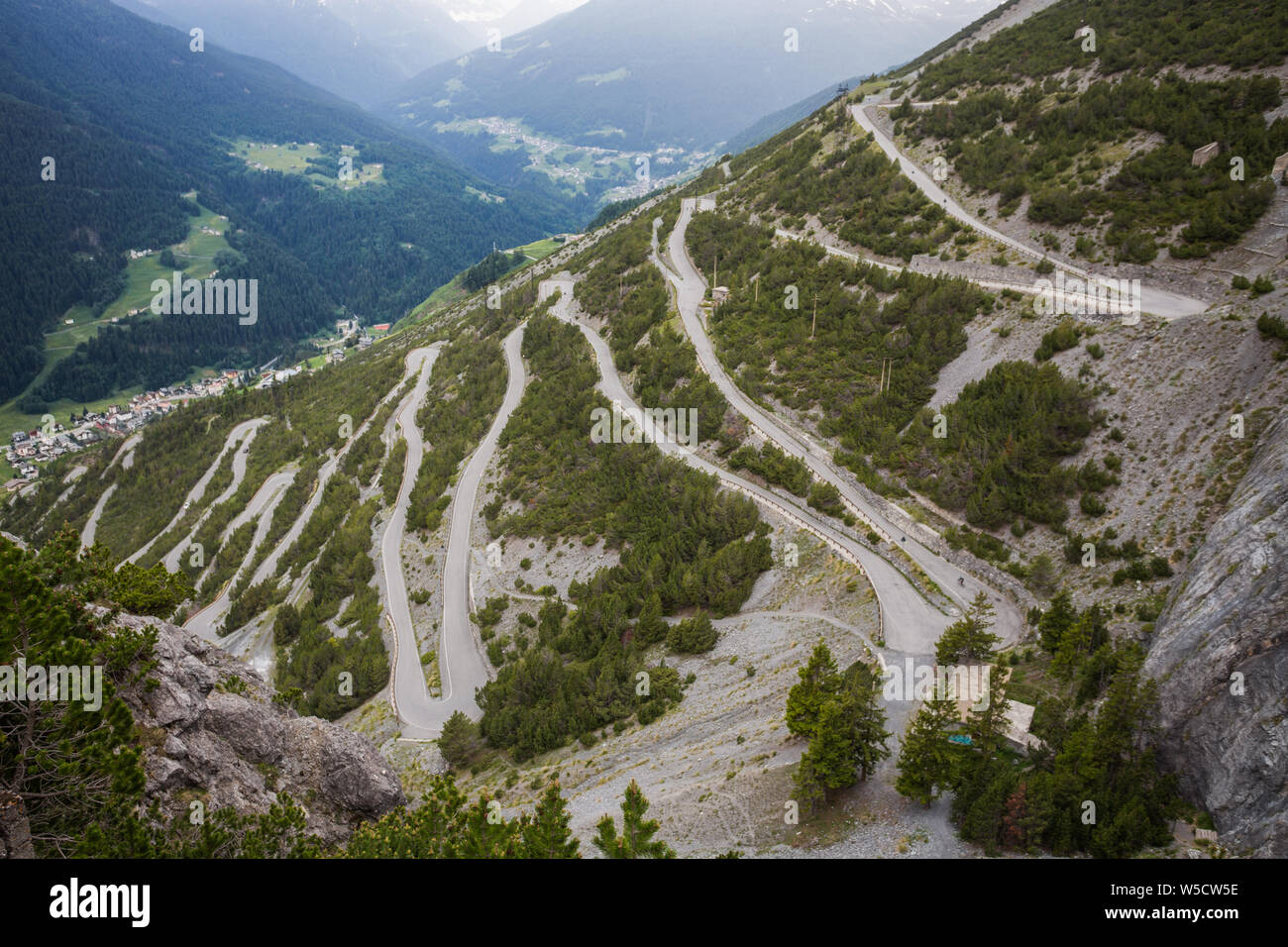 Courbe en forme de U route vers Tours de Fraele, une attraction touristique dans le Nord de la Valteline, en Italie. Banque D'Images