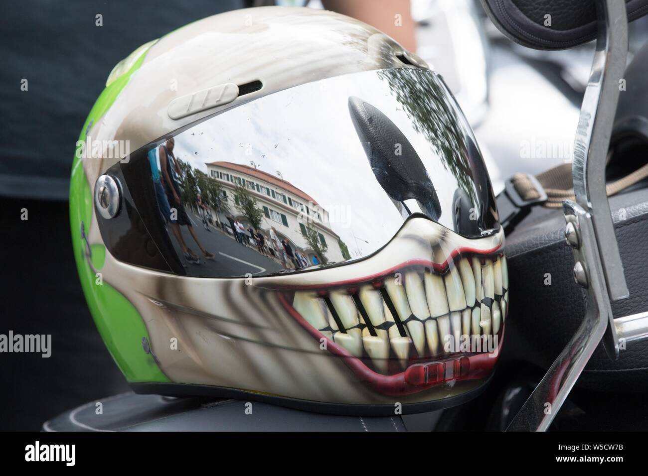 Dresde, Allemagne. 28 juillet, 2019. Un casque est allongé sur le siège  d'une moto Harley Davidson avant le début d'une parade des motards à l' occasion de la Harley Days 2019 à Dresde.