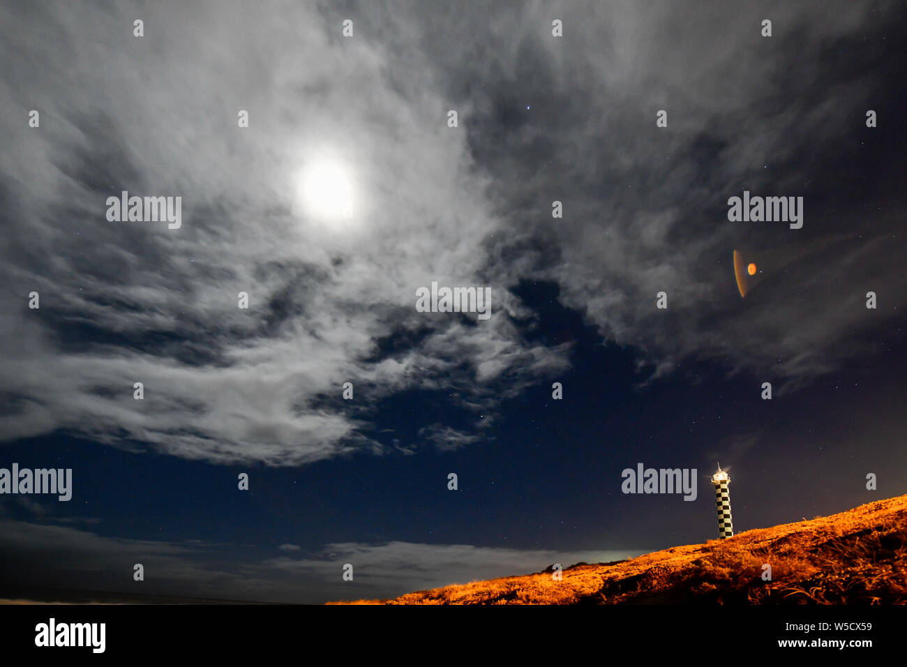 Bunbury phare de nuit avec les étoiles et la Lune Ciel l'ouest de l'Australie Banque D'Images