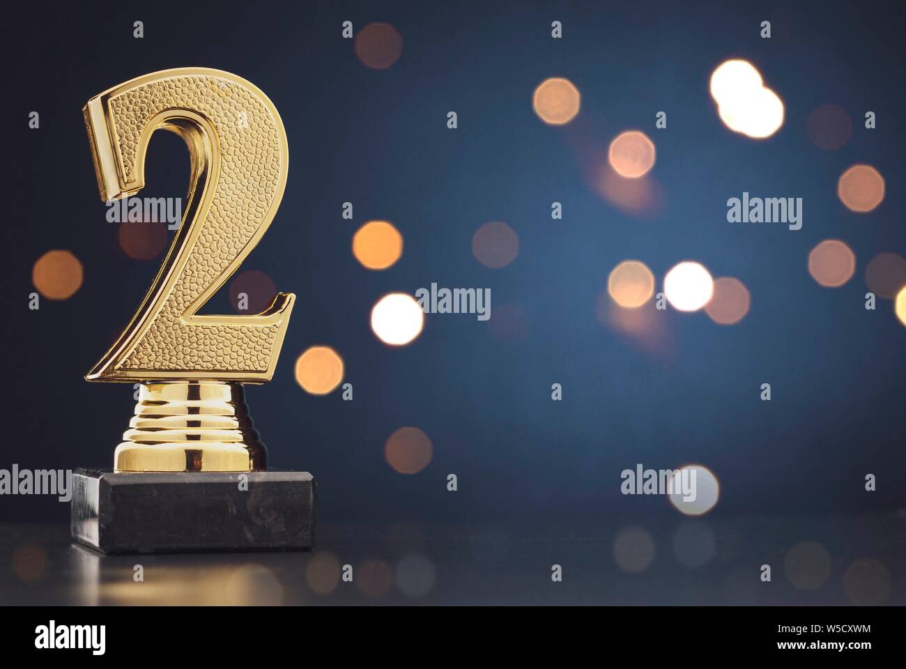 Deuxième Prix trophée d'or avec une texture 3D numéro deux métalliques plus bleu avec copie espace et bokeh Banque D'Images