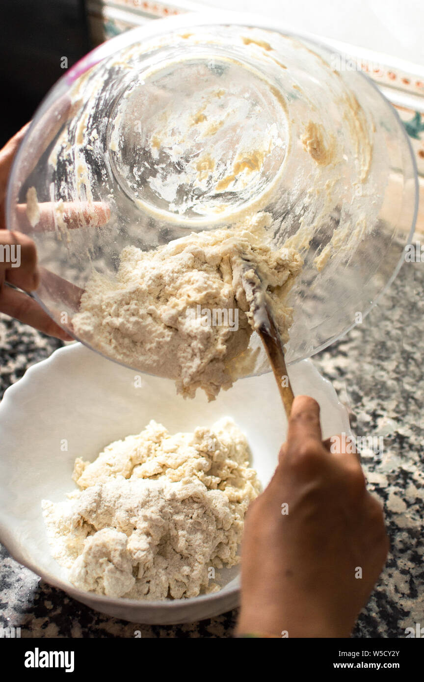 Femme préparant la pâte à cuire beignets faits maison à la maison. Mélange de pétrissage pour faire un dessert doux et délicieux. Banque D'Images