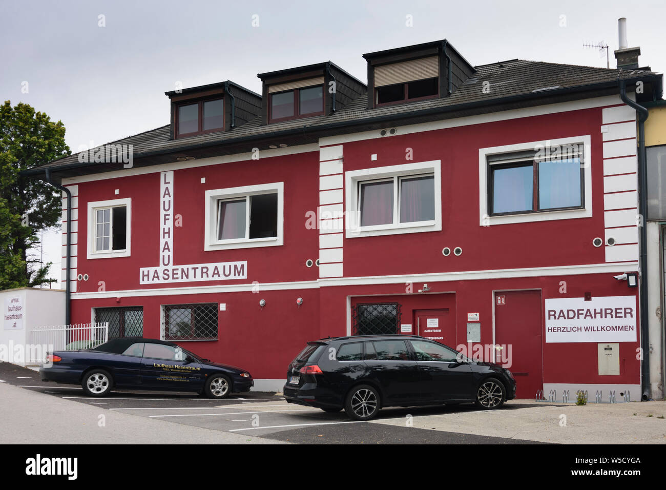 Derenbach : bordel Laufhaus Hasentraum, signe Radfahrer herzlich willkommen" en lac (lac de Neusiedl), Burgenland, Autriche Banque D'Images