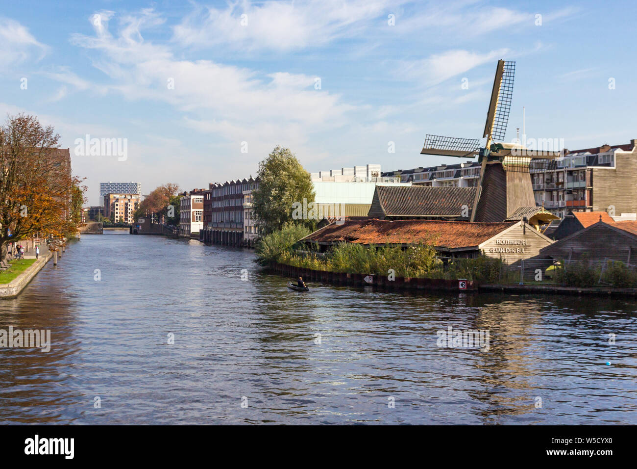Moulin à vent le long du canal d'amsterdam, Banque D'Images