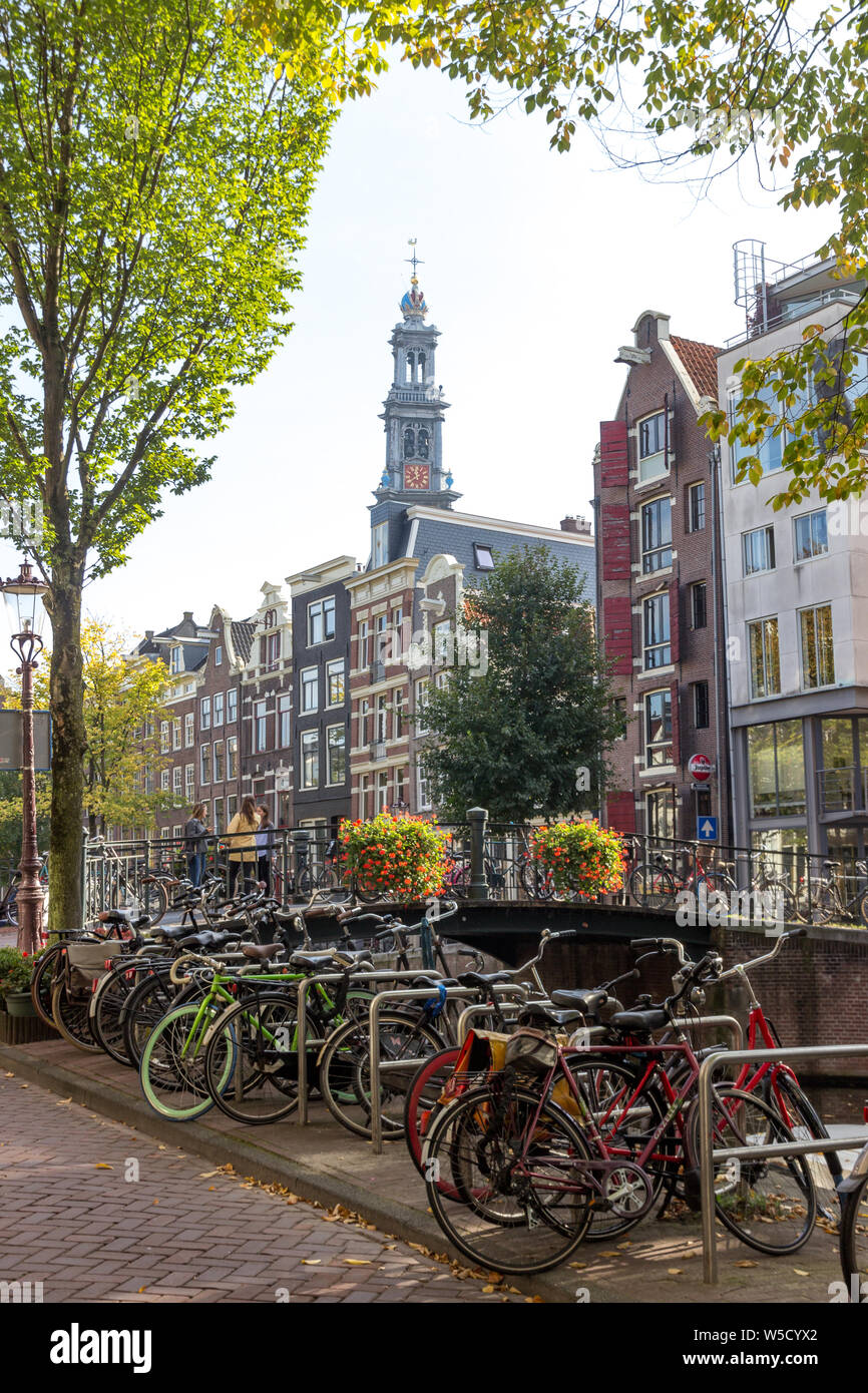 Des vélos sur la rue d'amsterdam Banque D'Images