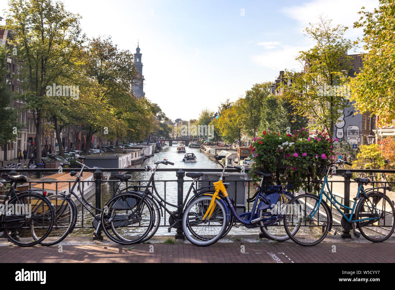 Vélos le long bridge railing plus de canal à Amsterdam Banque D'Images