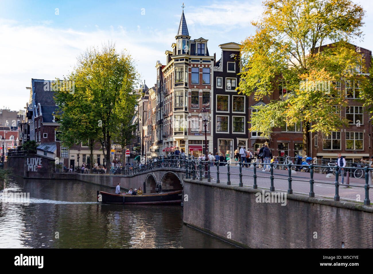 Doublure de couleur à l'automne d'un canal à Amsterdam Banque D'Images