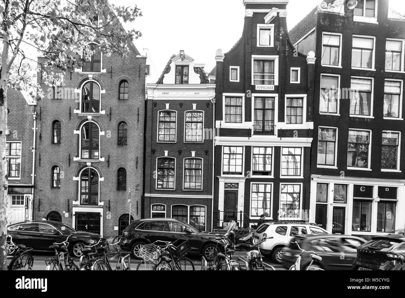 Se penchant maisons étroites sur la rue d'amsterdam Banque D'Images