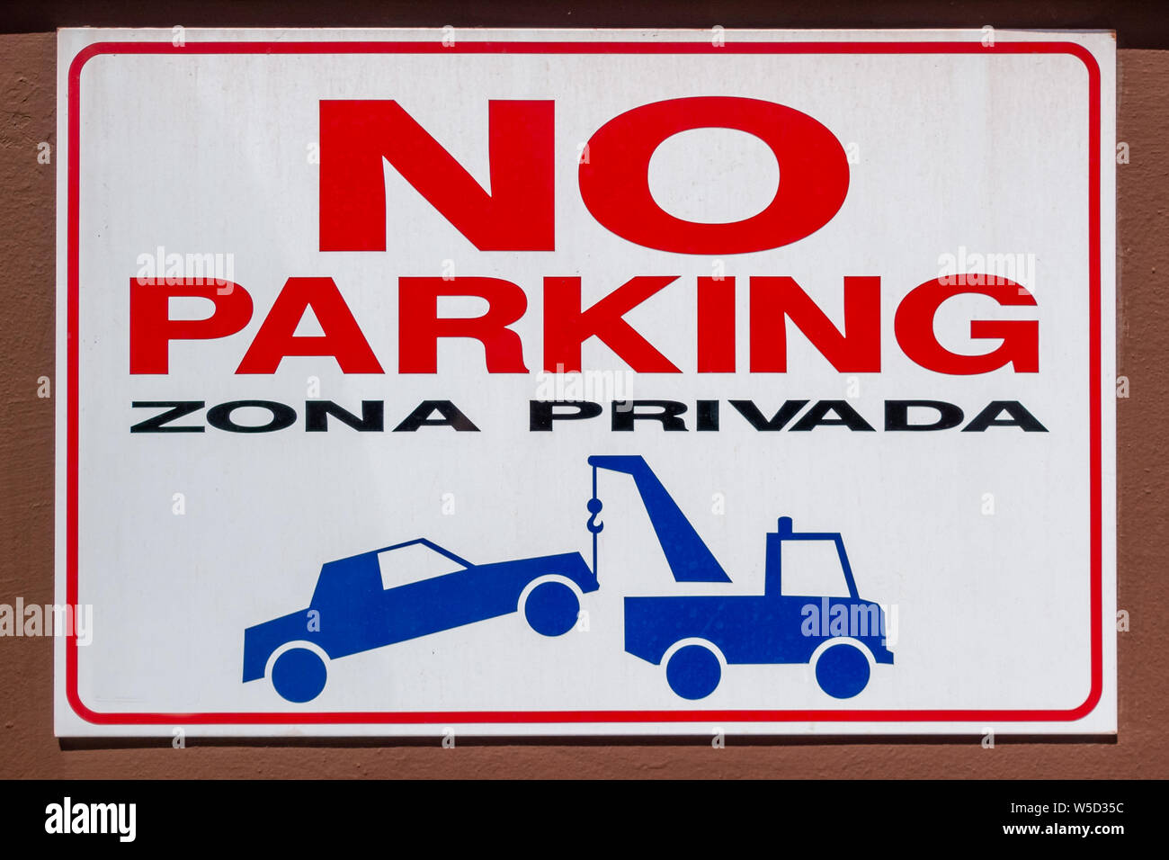 L'Espagnol No Parking Sign avec voiture remorquée illustration Banque D'Images