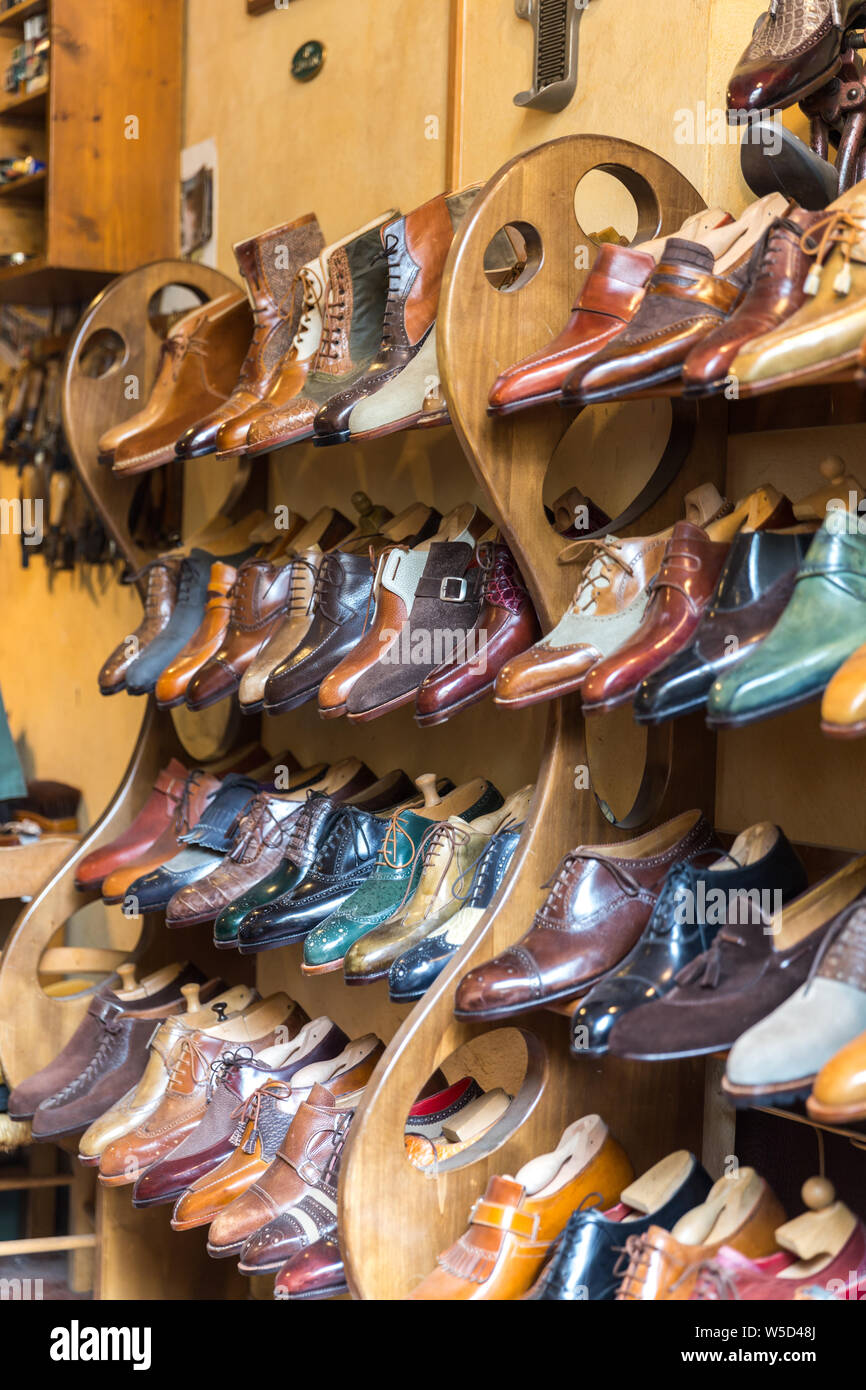 FLORENCE, ITALIE, LE 04 MAI 2018 : classique de la mode pour hommes  chaussures polies à la main vente en magasin à Florence Photo Stock - Alamy