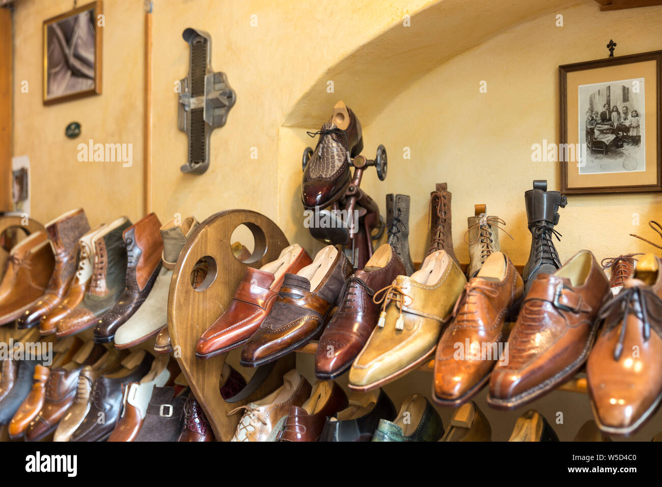 FLORENCE, ITALIE, LE 04 MAI 2018 : classique de la mode pour hommes  chaussures polies à la main vente en magasin à Florence Photo Stock - Alamy
