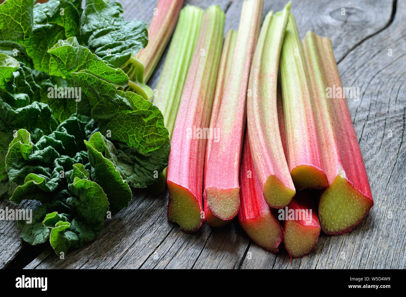 Rhubarbe fraîche sur table en bois Banque D'Images