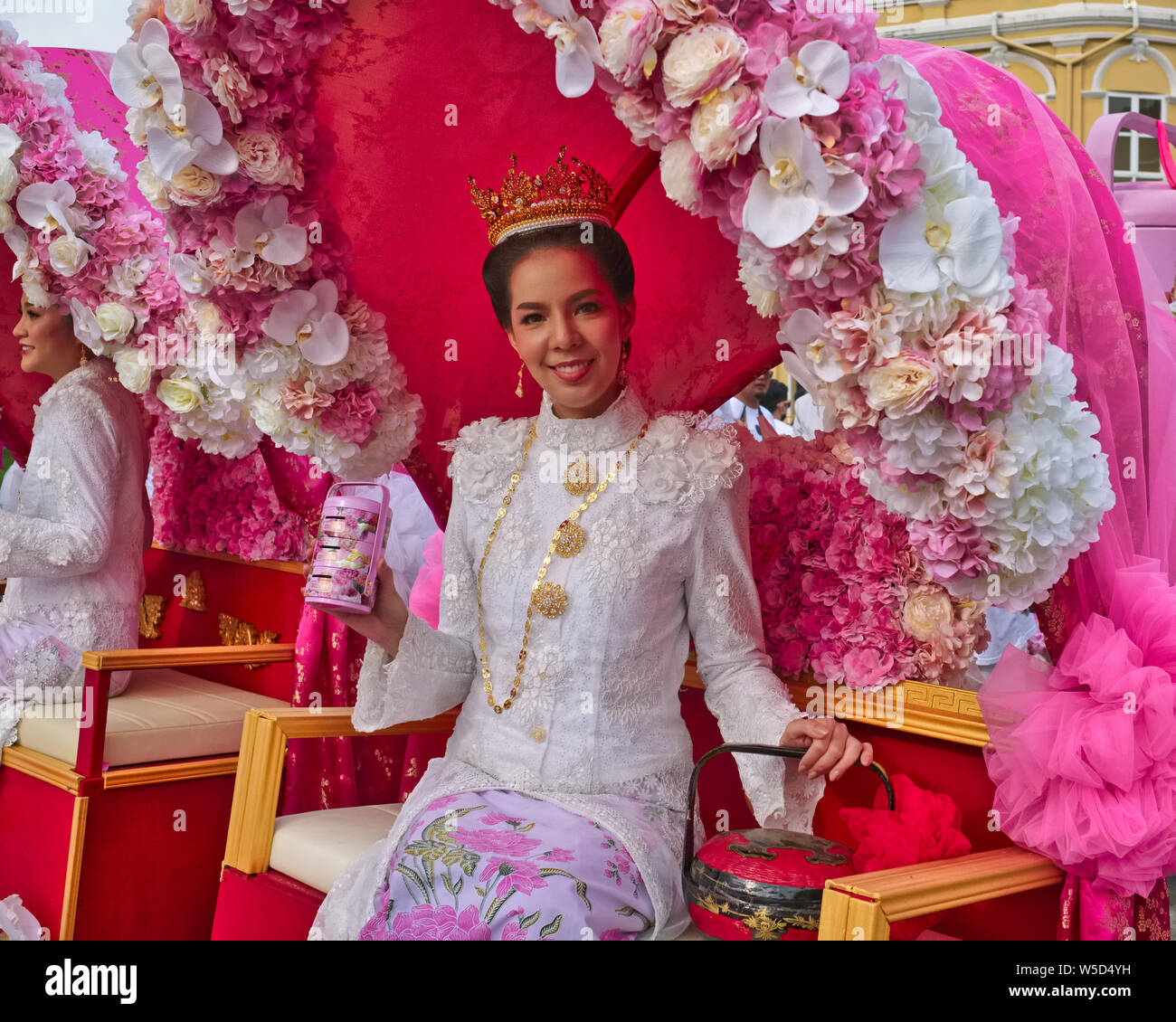 Lors d'un festival à Phuket, Thaïlande, beautés locales circulent dans la ville de Phuket sur voitures tirées à la main Banque D'Images