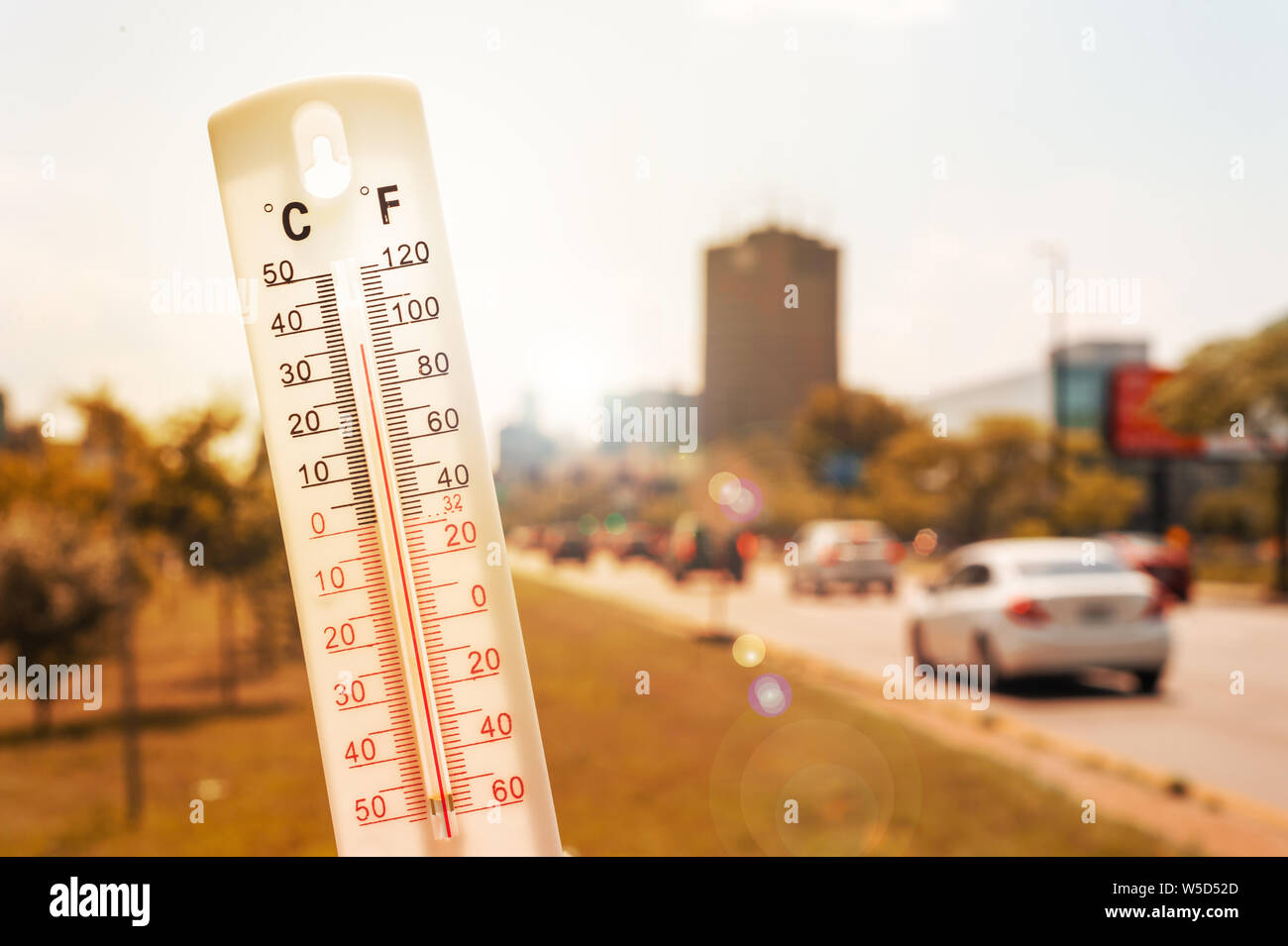 Thermomètre à l'avant des voitures et la circulation durant la canicule à Montréal. Banque D'Images