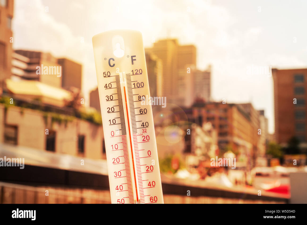 Thermomètre en face d'une scène urbaine pendant la canicule à Montréal Banque D'Images