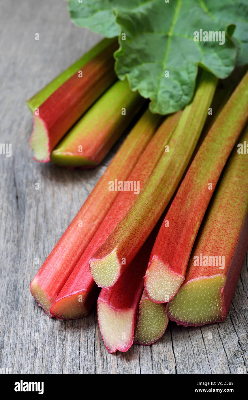 Rhubarbe fraîche sur table en bois Banque D'Images