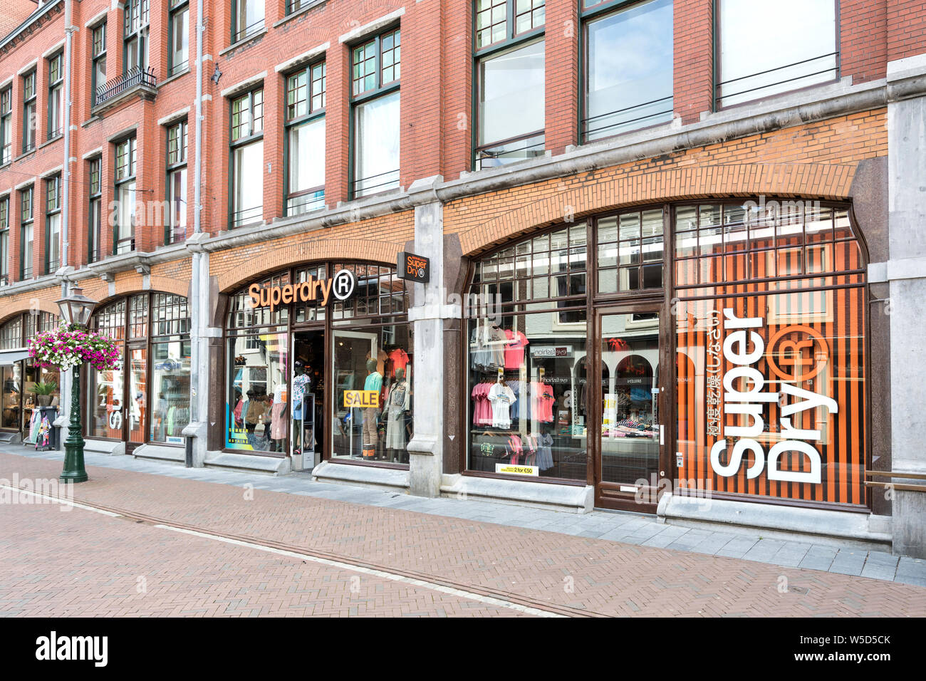 Superdry store à Leiden, aux Pays-Bas. Superdry plc est une compagnie de  vêtements de marque au Royaume-Uni. Elle est cotée à la Bourse de Londres  Photo Stock - Alamy