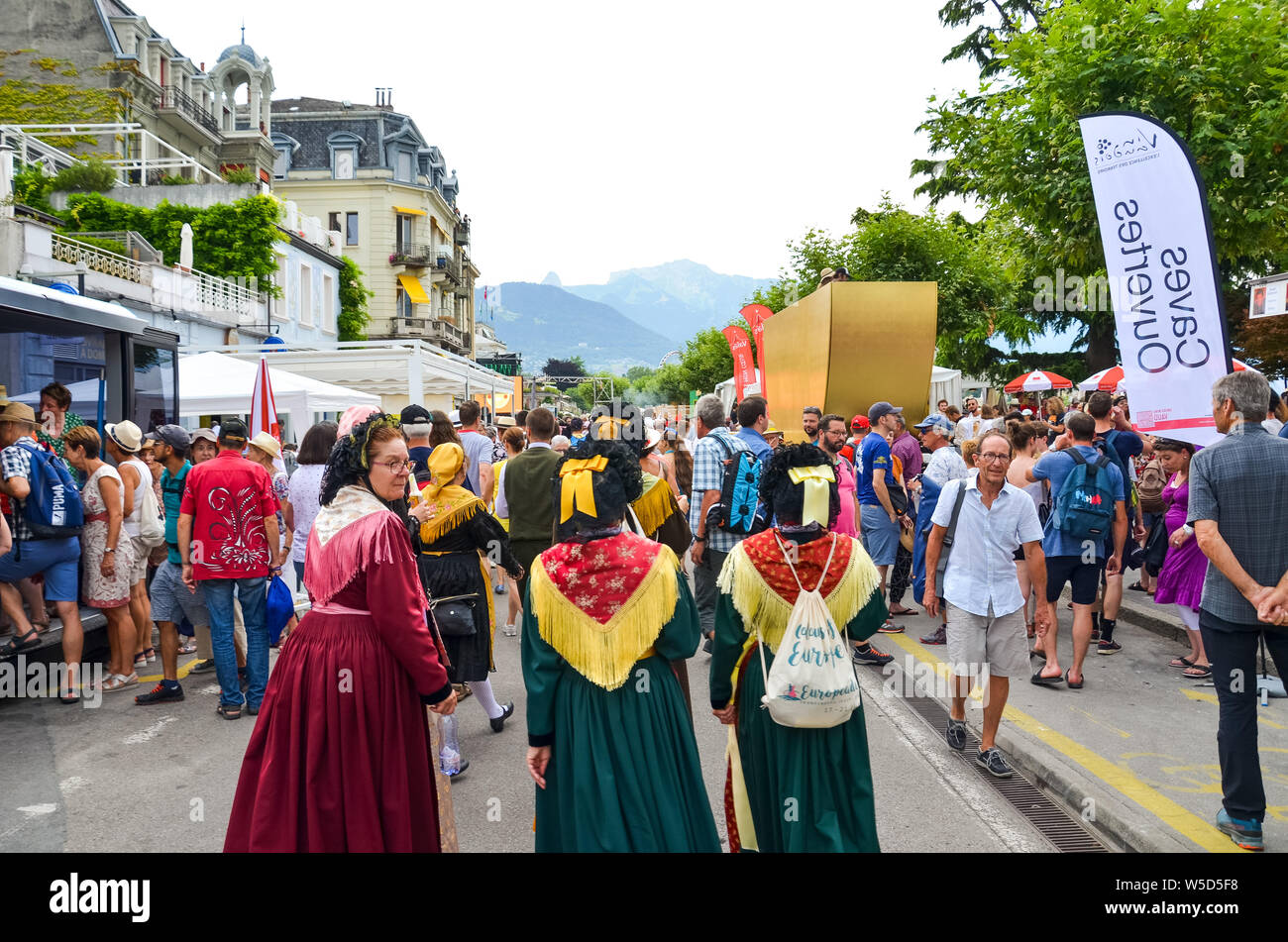 Vevey, Suisse - le 26 juillet 2019 : Les personnes en costumes de fête en fête des Vignerons 2019. Fête traditionnelle rend hommage aux traditions viticoles dans la région viticole de Lavaux. Une fois organisée dans 20 à 25 ans, une fois par génération, depuis le xviiie siècle. Il a été honoré à titre de la première tradition vivante en Suisse pour l'UNESCO a reçu la reconnaissance. Festival a lieu du 18 juillet au 11 août 2019. Banque D'Images