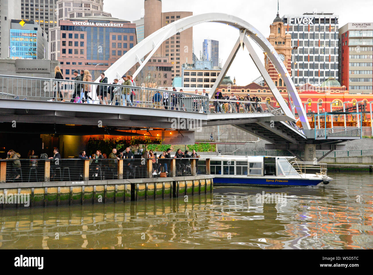 Melbourne cafe et bateau sur la rivière Yarra, Melbourne, Victoria, Australie Banque D'Images