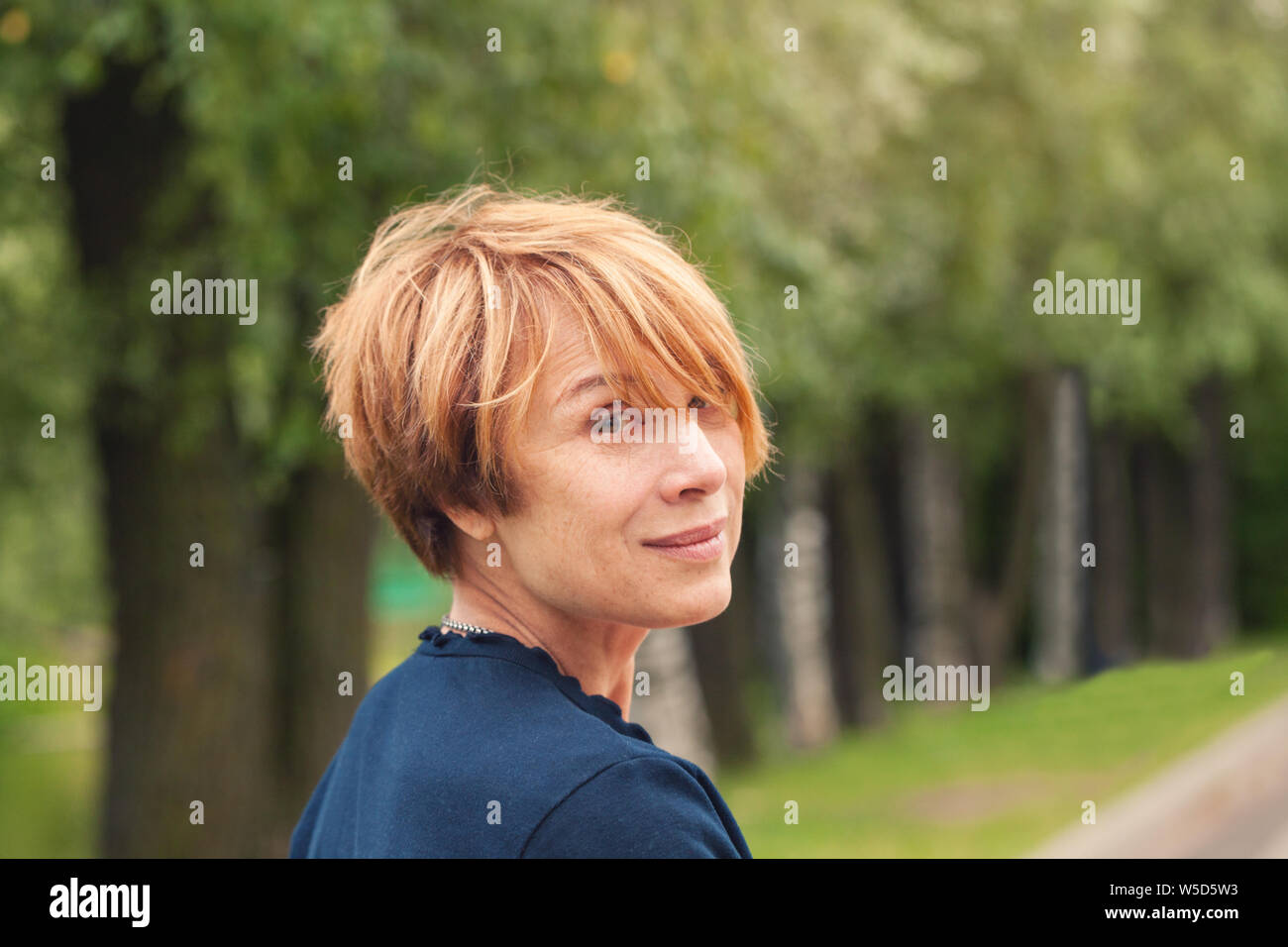 Maturité parfaite beauté. Belle rousse femme plus âgée avec Bob en couches à la mode coupe de cheveux dans la région de park Banque D'Images