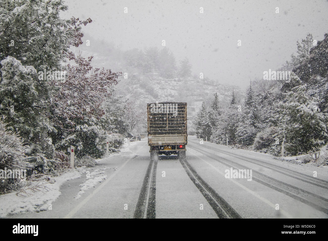 La route dans la région de Troodos, Chypre au cours de l'hiver Banque D'Images