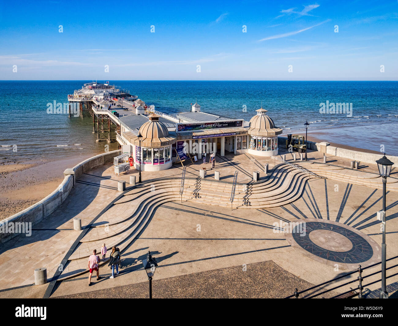 22 Juin 2019 : Cromer, Norfolk, UK - La jetée victorienne à Cromer, Norfolk, un soir d'été. Banque D'Images