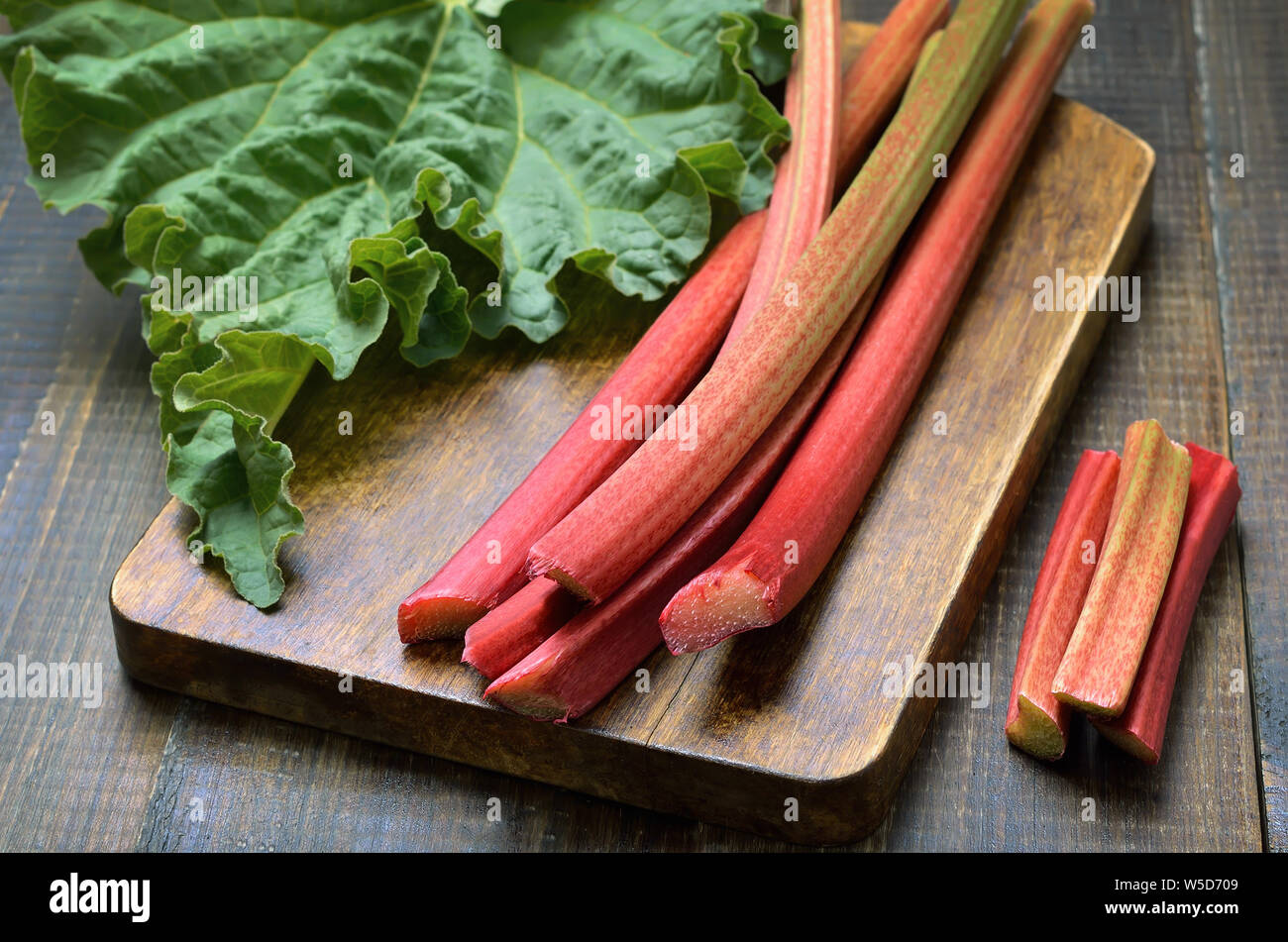 Rhubarbe fraîche sur planche de bois Banque D'Images