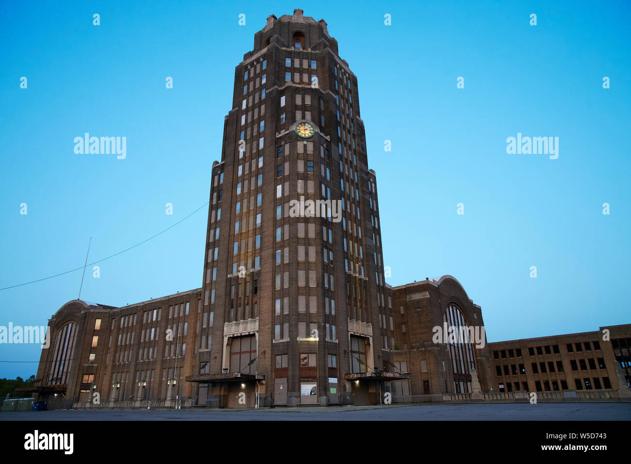 Buffalo Central Terminal, au crépuscule, une ancienne gare de chemin de fer à Buffalo, New York. Une station active de 1929 à 1979, l'Art Déco de 17 étages Banque D'Images