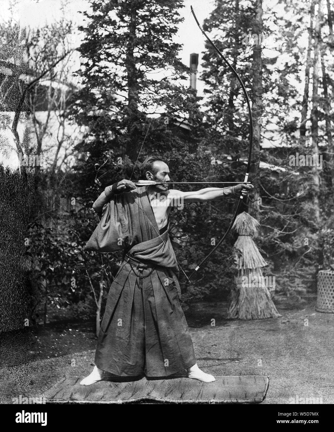 [ 1890 - Japon ] - Tir à l'japonais un Japonais en kimono japonais kyudo (tir à l'exécution). À partir d'une série de lames de verre (mais non publié) photographié par le photographe écossais George Washington Wilson (1823-1893). L'entreprise de Wilson a été l'un des plus grands éditeurs de tirages photographiques dans le monde. 19e siècle vintage lame de verre. Banque D'Images