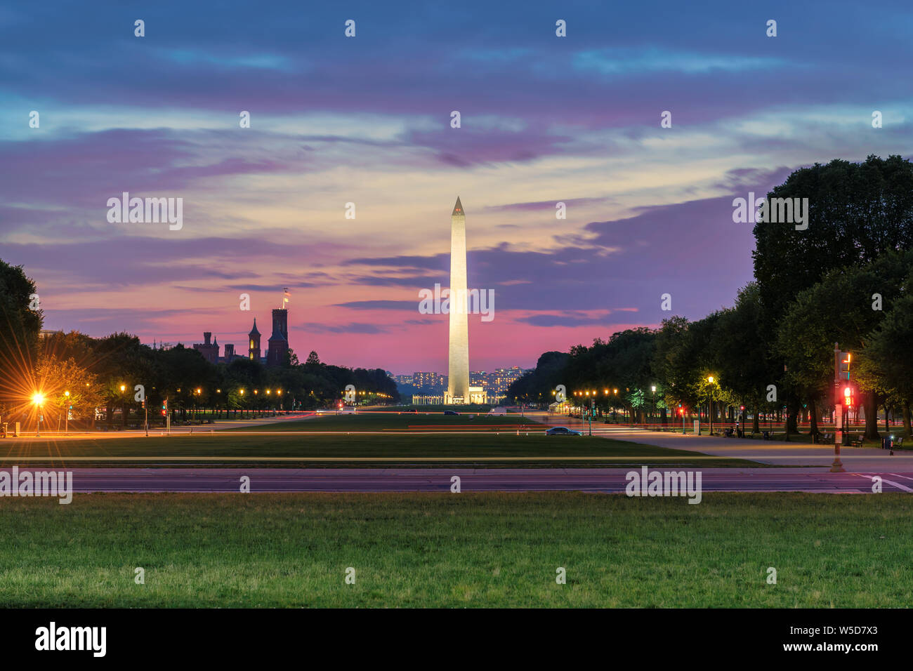 Washington Monument illuminé au coucher du soleil, Washington DC Banque D'Images