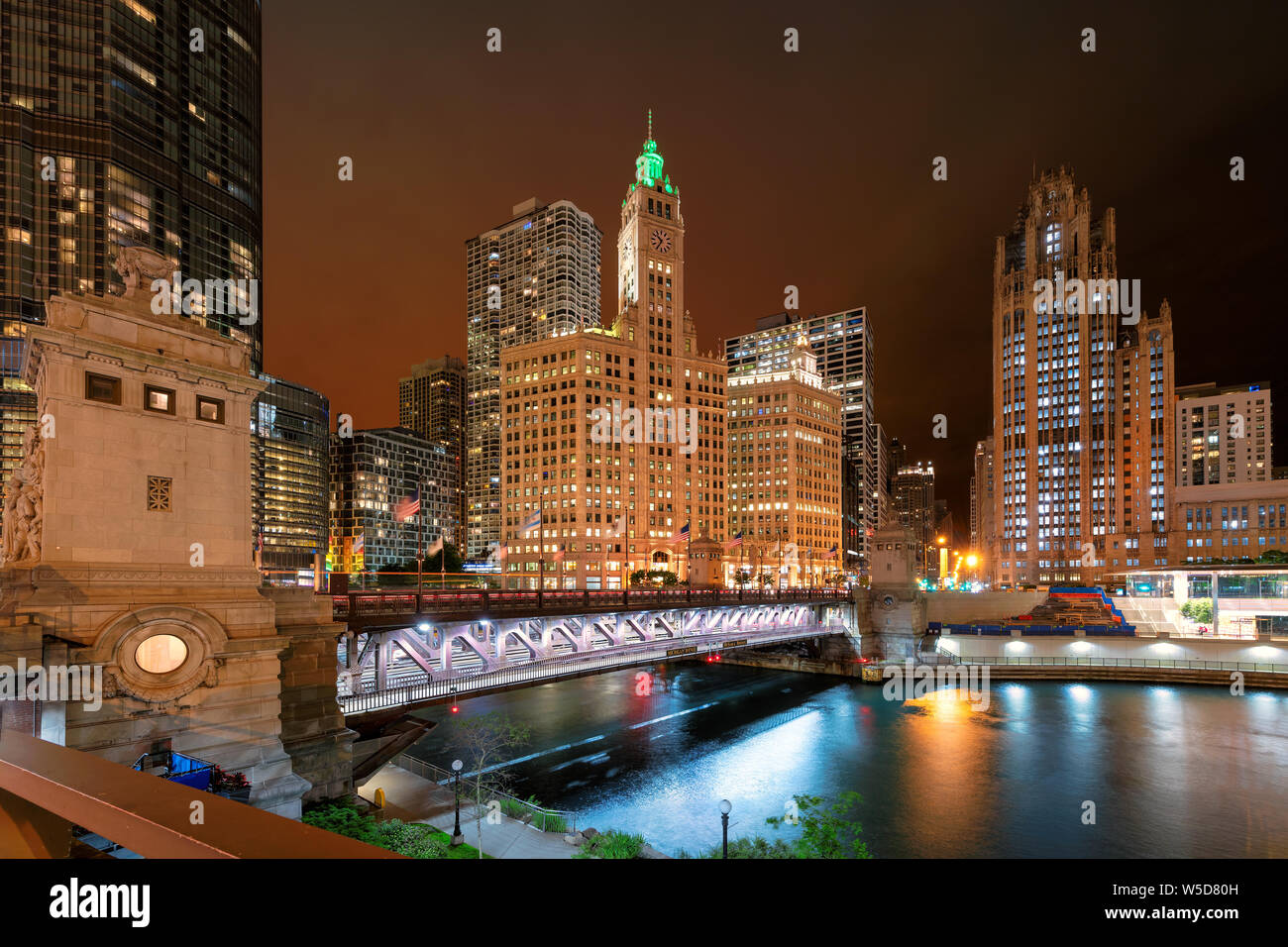Le centre-ville de Chicago la nuit. Banque D'Images