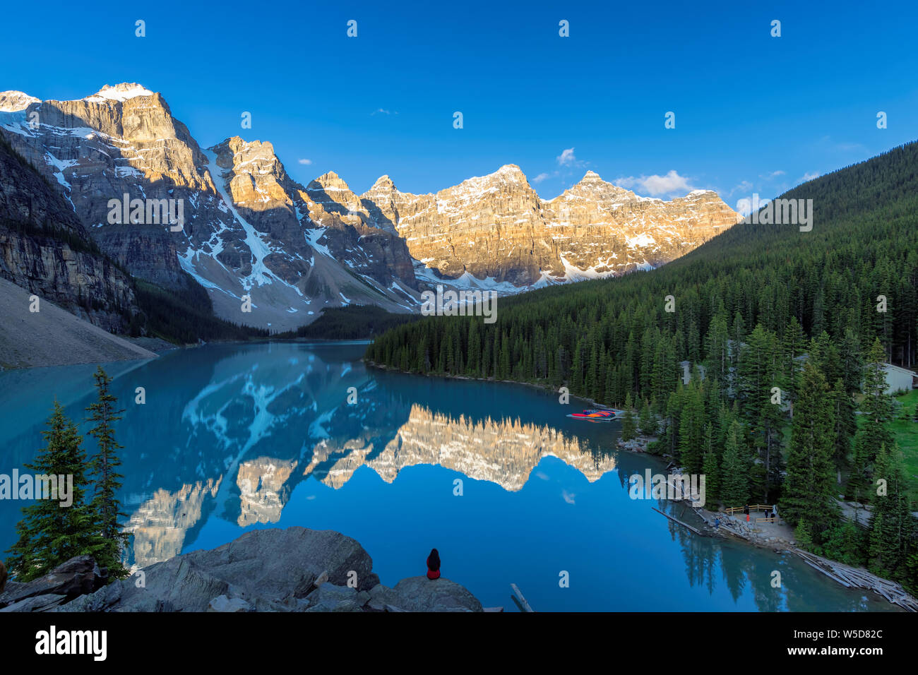 Belle vue sur le lac Moraine au lever du soleil dans le parc national de Banff, Canada. Banque D'Images