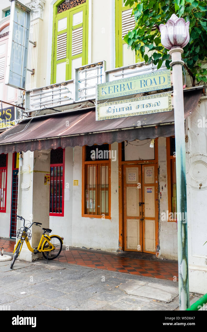 Ofo yellow bike stationné dans Curbau Road dans la zone Little India de Singapour Banque D'Images