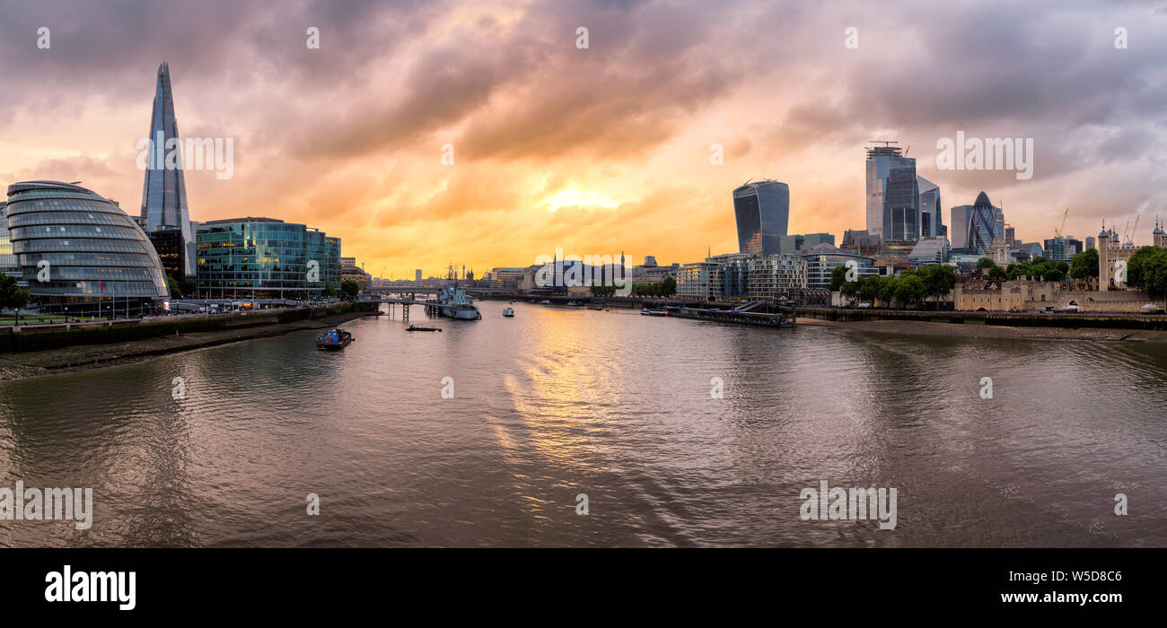 Vue panoramique de Londres CIty skyline at sunset Banque D'Images