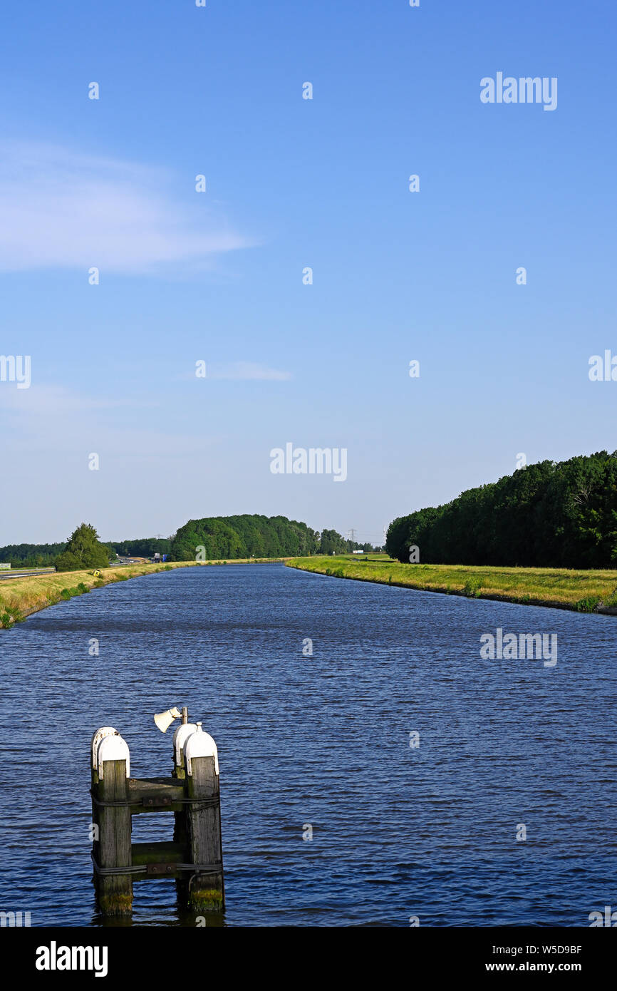 Winschoten, Pays-Bas - 2019.07.27 : canal winschoterdiep à côté d'une autoroute a7 Banque D'Images