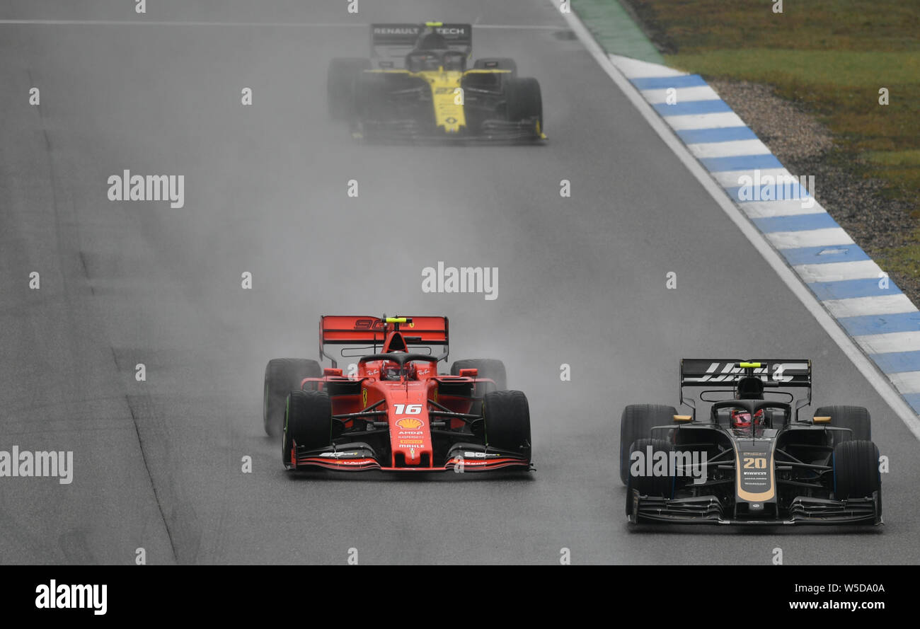 Hockenheim, Allemagne. 28 juillet, 2019. Sport : Championnat du Monde de Formule 1, Grand Prix d'Allemagne. Kevin Magnussen du Danemark à partir de l'énergie riche Équipe Haas F1, Nico Hülkenberg de Allemagne de l'équipe Renault F1 et Charles Leclerc de Monaco depuis Team Scuderia Ferrari (r) de traverser la piste. Credit : Fabian Sommer/dpa/Alamy Live News Banque D'Images